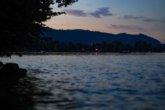 Personensuche: Einsatzkrfte zu Such- und Taucheinsatz im Traunsee bei Altmnster alarmiert