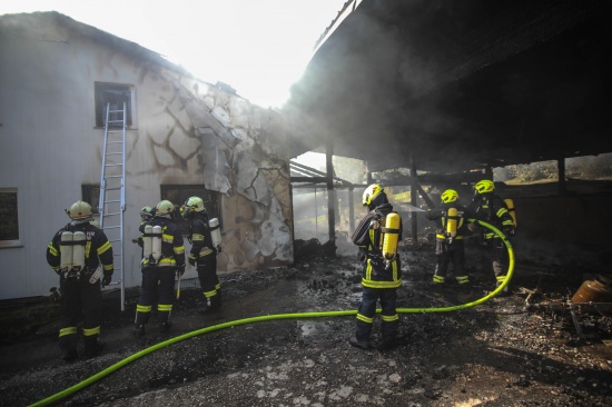 Neun Feuerwehren bei Brand bei einem Wohnhaus in Hinzenbach im Einsatz