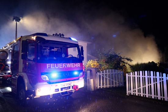 Brand einer Gartenhtte samt angrenzender Hecke drohte auf Wohnhaus in Stadl-Paura berzugreifen