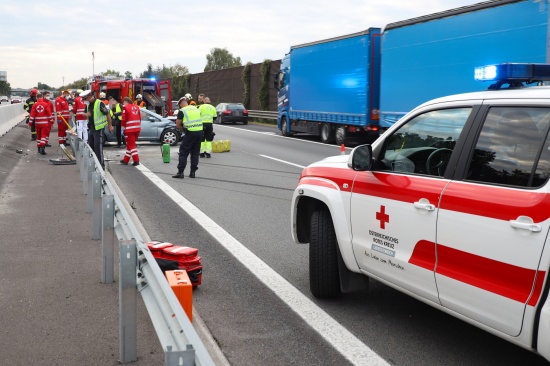 Auto auf Welser Autobahn bei Wels-Puchberg gegen Leitschiene gekracht
