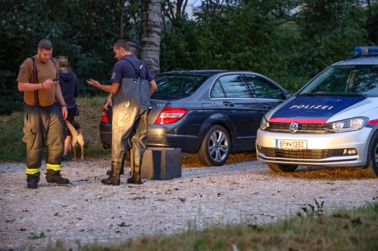 Tresor aus Teich einer Freizeitanlage in Wels-Vogelweide geborgen