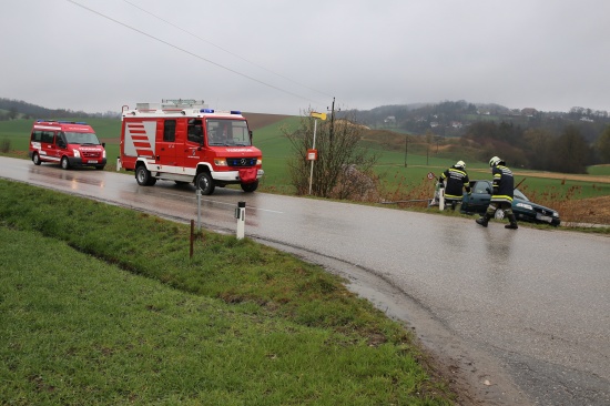 Verkehrsunfall auf regennasser Fahrbahn in Prambachkirchen