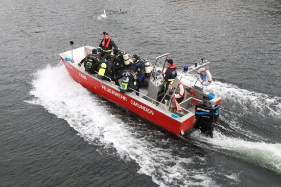 Feuerwehr mit Tauchern und Booten bei Suchaktion in der Traun in Gmunden im Einsatz