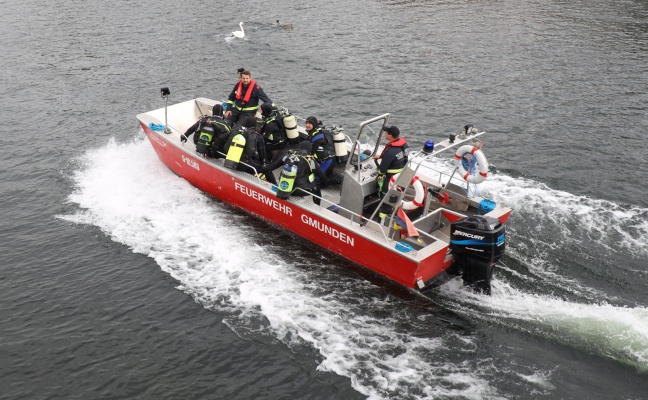 Feuerwehr mit Tauchern und Booten bei Suchaktion in der Traun in Gmunden im Einsatz