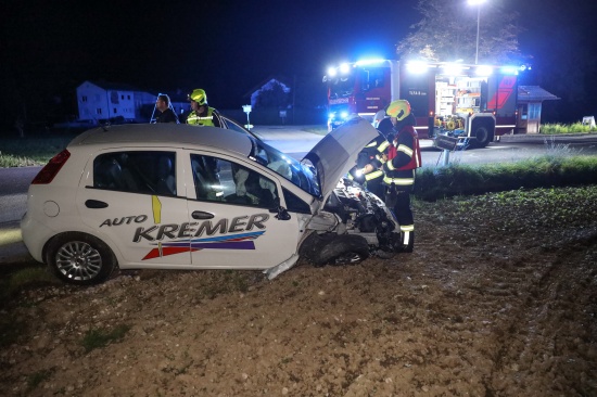 Auto bei Hargelsberg in Brckengelnder gekracht