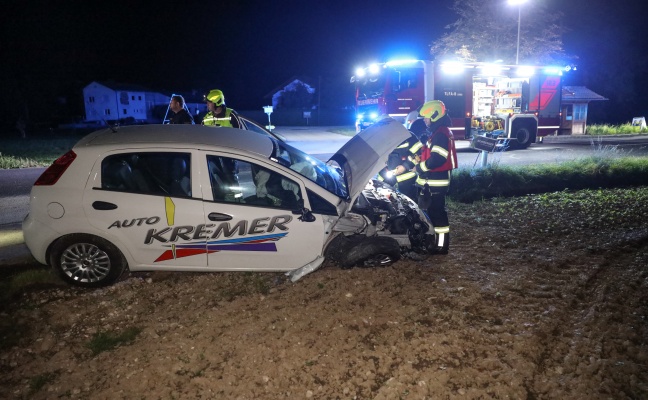 Auto bei Hargelsberg in Brückengeländer gekracht