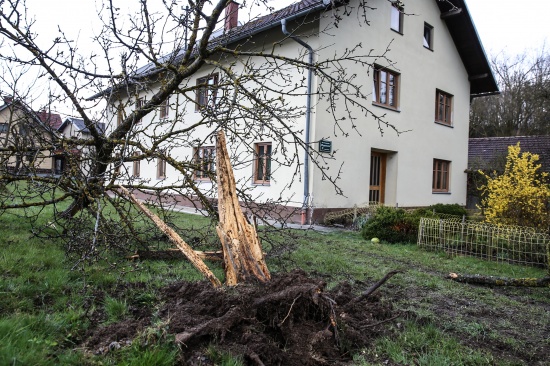 PKW schleuderte in Schlüßlberg nach Überschlag gegen Hausmauer