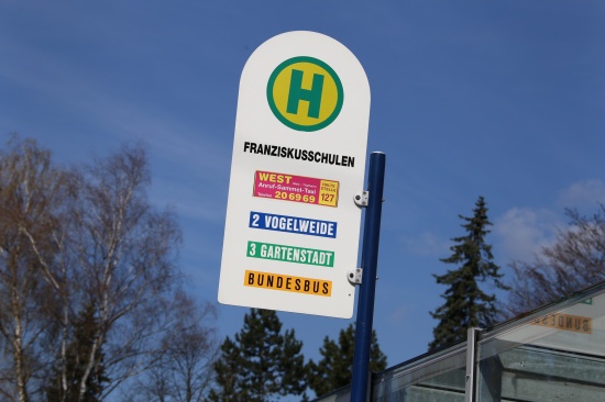 Lenker eines Linienbusses whrend der Fahrt von zwei jungen Mnnern attackiert