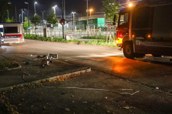 Fahrzeug crasht in Wels-Neustadt gegen Beleuchtung eines Schutzweges