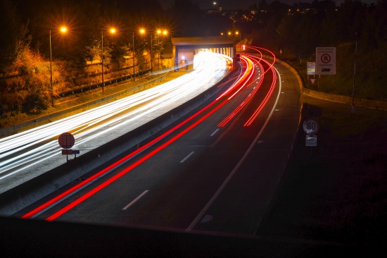 Geisterfahrt statt Pizza: Autolenkerin (87) streift auf Innkreisautobahn in Steinhaus einen Reisebus