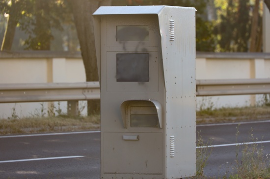 Radar- und Verteilerk�sten in Wels-Neustadt mit Farbspray bespr�ht