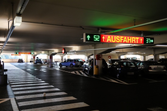 Personenrettung: Kleinkind bei Einkaufszentrum in Pasching im PKW eingeschlossen