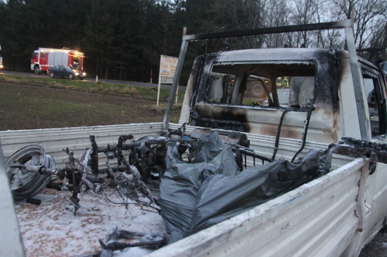 PKW und Moped gingen nach Crash in Flammen auf