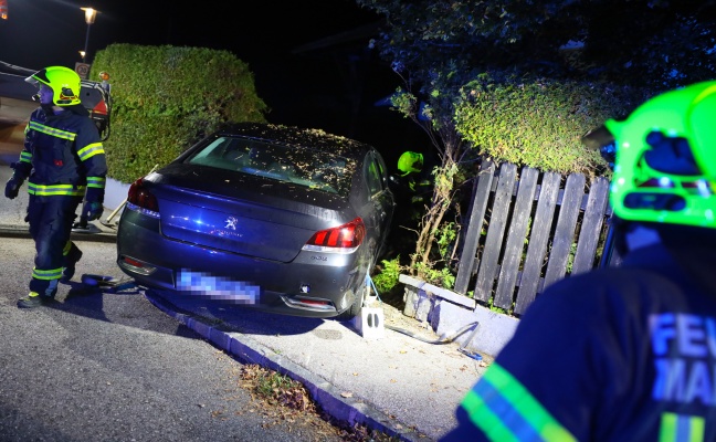 Auto kracht bei Unfall in Marchtrenk durch Gartenzaun eines Einfamilienhauses
