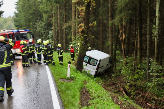 Lenkerin bei Verkehrsunfall in Reichenau im Mhlkreis in Kleinbus eingeklemmt