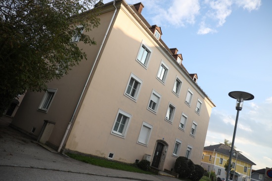 Einsatzkr�fte zu Brand in einem Mehrparteienwohnhaus in V�cklabruck alarmiert