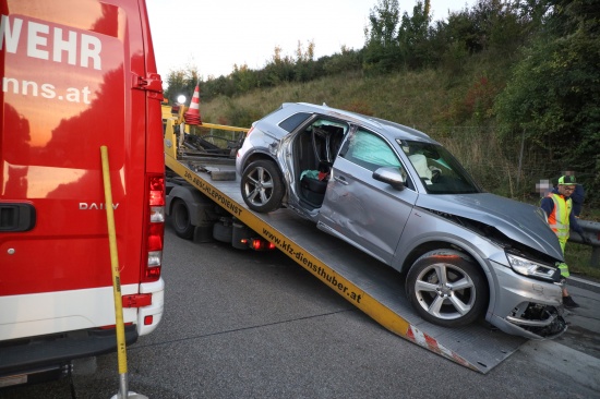 Menschenrettung nach schwerem Verkehrsunfall zwischen LKW und PKW auf Westautobahn bei Enns
