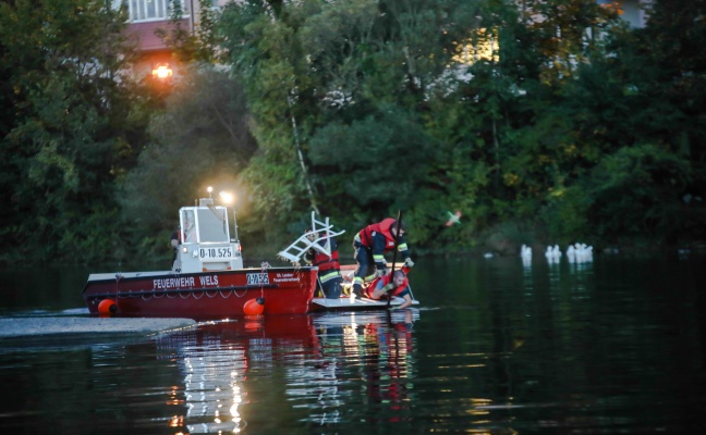 Klappstühle "gefischt": Bootseinsatz der Feuerwehr in der Traun zwischen Thalheim bei Wels und Wels