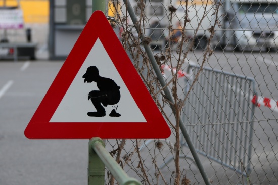 Verwunderte Blicke: Warnung vor "Straßenscheißern" im Welser Messegelände