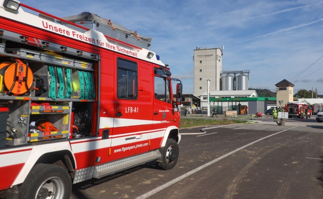 15 Feuerwehren bei Brand in einem Silo in Vcklamarkt im Einsatz