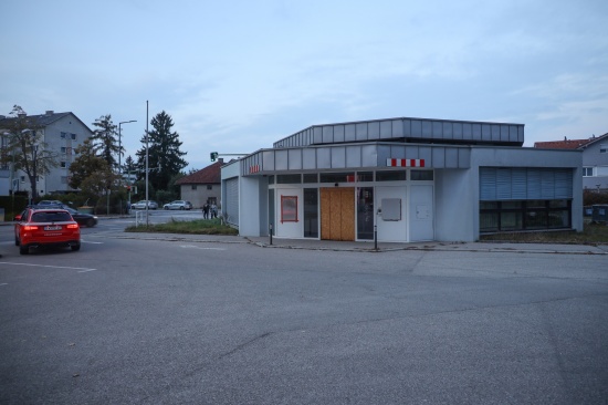 Nachkontrolle nach Kleinbrand im Geb�ude einer aufgelassenen Bankfiliale in Wels-Vogelweide