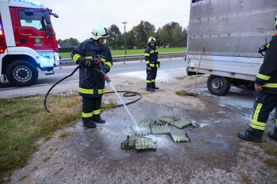 Brand im Laderaum eines Klein-LKW auf Pyhrnpass Stra�e bei Sattledt
