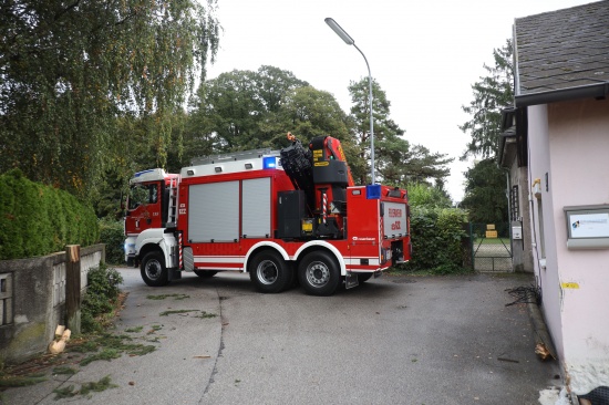 Telefonmast nach Verkehrsunfall in Traun durch Feuerwehr entfernt