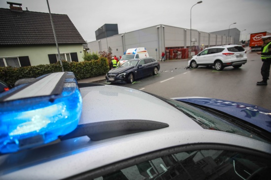 Kreuzungskollision zwischen zwei Autos in Marchtrenk