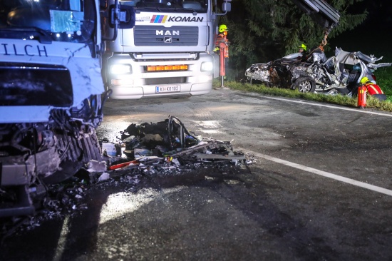 Autolenker (20) bei Frontalkollision mit LKW bei Micheldorf in Oberösterreich tödlich verletzt