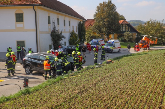 Sechs teils Schwerverletzte bei Frontalcrash nach Anprall an Hausmauer in Bachmanning