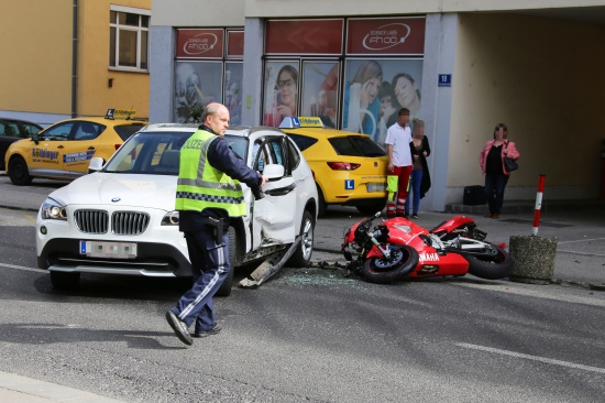 Motorradfahrer bei Verkehrsunfall in der Welser Innenstadt schwer verletzt