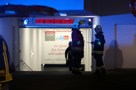 Feuerwehr bei Vergiftungsgefahr-Alarm in einer Tiefgarage im Einsatz