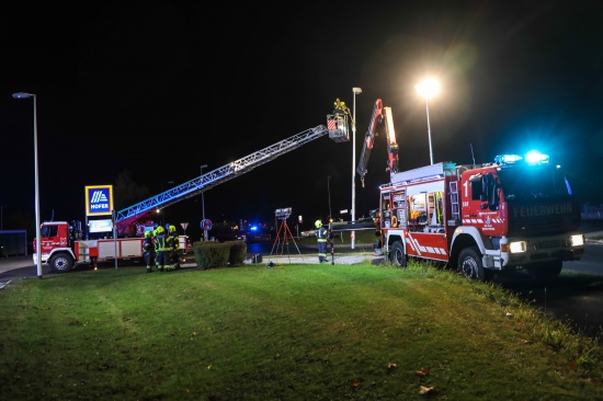 Marchtrenk: Feuerwehr entfernt nach Verkehrsunfall beschdigte Straenlaterne