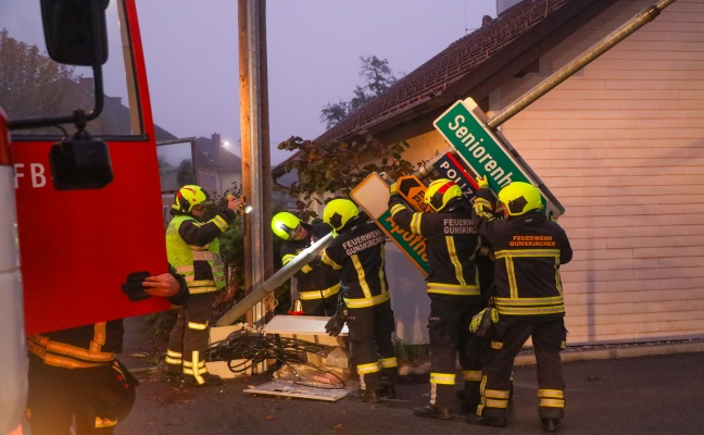 Verteilerkasten und Straßenlaterne bei Verkehrsunfall in Gunskirchen beschädigt