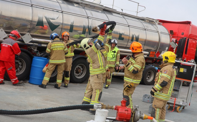 Gefahrstoffeinsatz: Kohlenwasserstoffaustritt aus LKW-Tankwagen in Haag am Hausruck