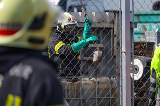 Chemische Reaktion bei Abfallverwertungsunternehmen  in Wels-Pernau sorgt fr Einsatz der Feuerwehr
