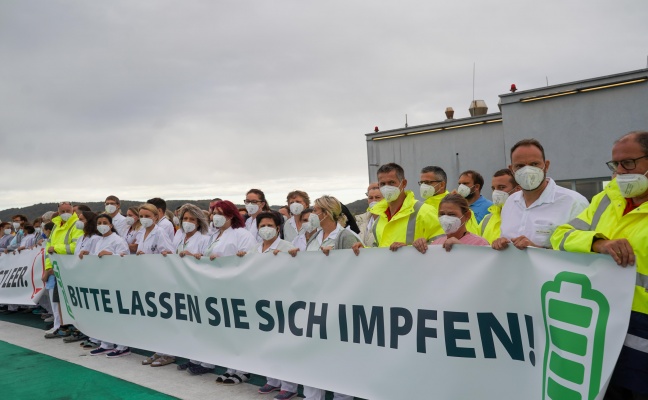 Protestaktion des Klinik- und Spitalspersonals mit Aufruf zum Impfen