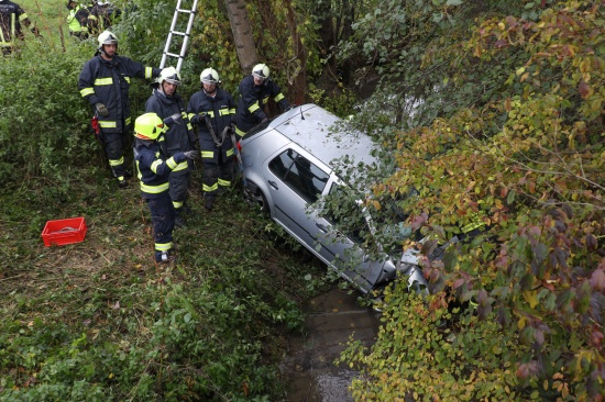 Autolenkerin bei Verkehrsunfall in Hinzenbach mit PKW in den Gallsbach gestrzt