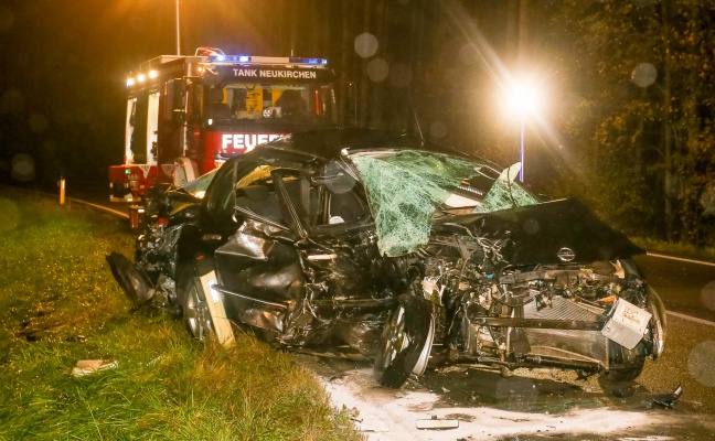Autolenkerin (39) bei Frontalcrash auf Lamprechtshausener Straße bei Burgkirchen tödlich verletzt