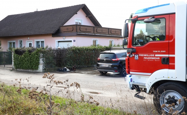 Brand zweier Abfallcontainer bei einem Wohnhaus in Wels-Puchberg