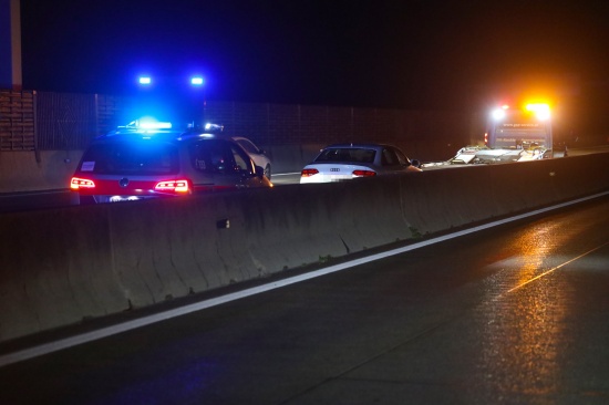 Feuerwehr zu Aufrumarbeiten auf Westautobahn bei Sattledt gerufen
