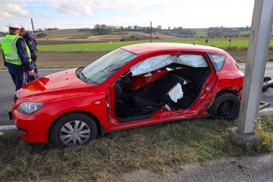 Person nach Verkehrsunfall auf Eferdinger Strae bei Alkoven durch Feuerwehr aus Auto befreit