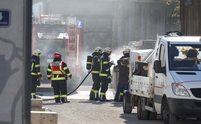 Brand eines Abfallcontainers auf Firmengelände in Wels-Neustadt