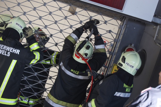 Einfahrtstor einer Tiefgarage in Wels-Innenstadt musste durch Feuerwehr demontiert werden