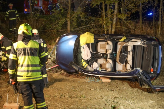 Zwei eingeklemmte Insassen nach Autoberschlag in St. Marienkirchen an der Polsenz aus PKW gerettet