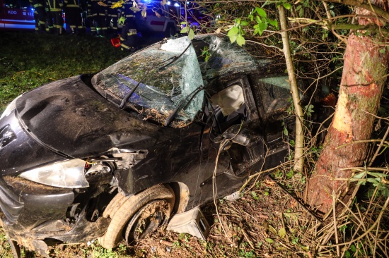 Auto bei Eberstalzell gegen Baum gekracht - Feuerwehr befreit eingeklemmten Lenker