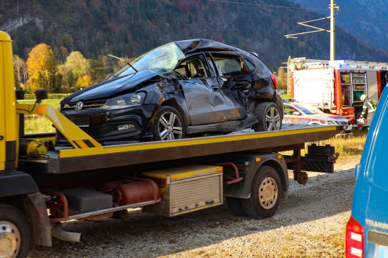 Auto auf Bahnübergang in Ebensee am Traunsee von Zug erfasst - PKW-Lenker (88) tödlich verletzt