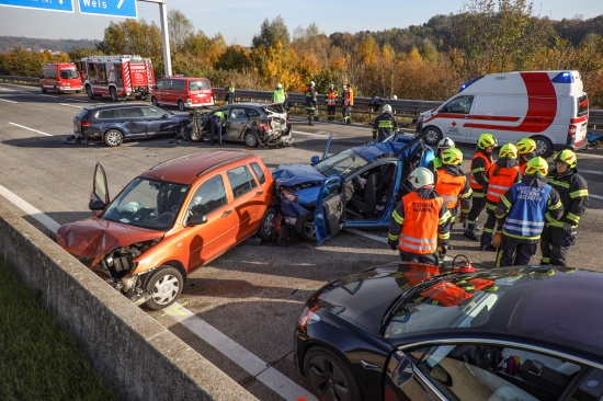Karambolage auf Westautobahn bei Pucking fordert zwlf Verletzte