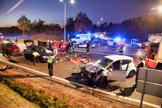 Feuerwehr musste Schwerverletzten nach Verkehrsunfall in Pregarten aus Fahrzeug befreien