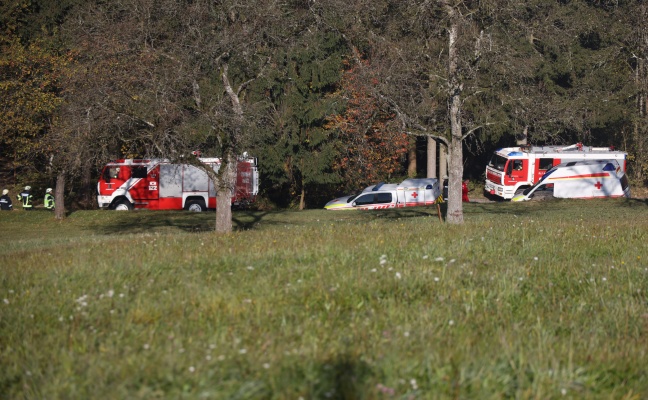 Lenker nach Verkehrsunfall in Eschenau im Hausruckkreis durch Feuerwehr aus Auto befreit